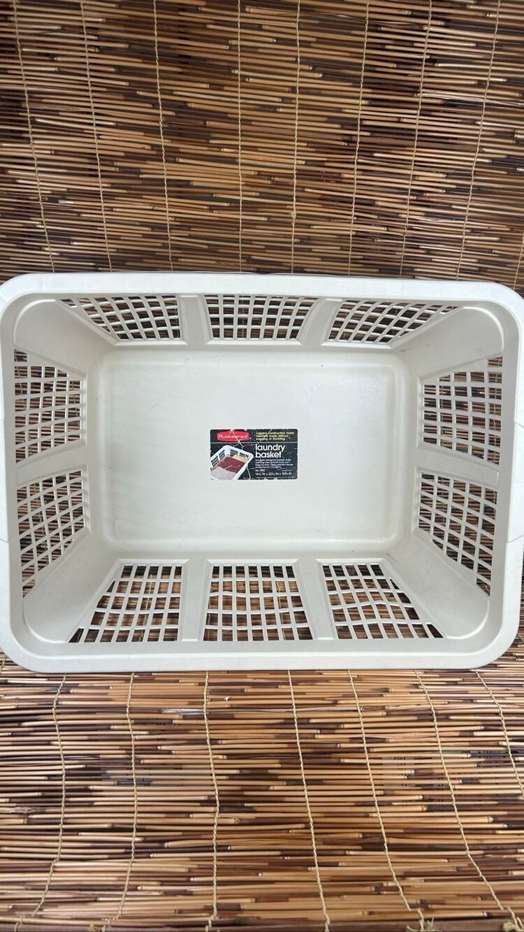 Rubbermaid Laundry Basket Vintage 16x22x10 Ivory-Used as shown